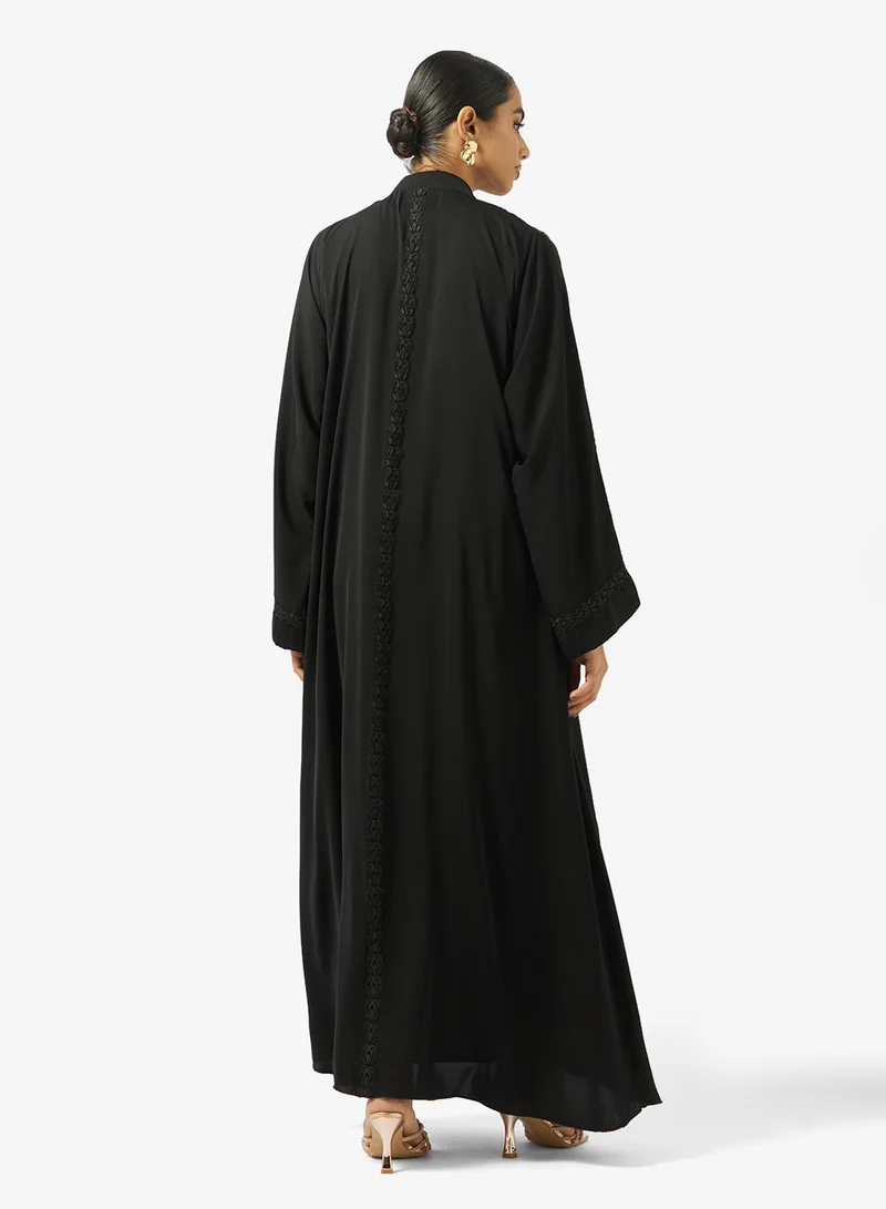 هيا كلوزيت عباية مفتوحة بياقة على شكل حرف  وتفاصيل دانتيل وطيات